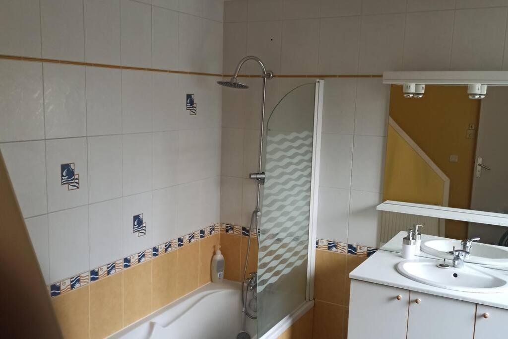 Petite Maison De Bourg Proche A84 Ducey-Les Cheris Exteriör bild